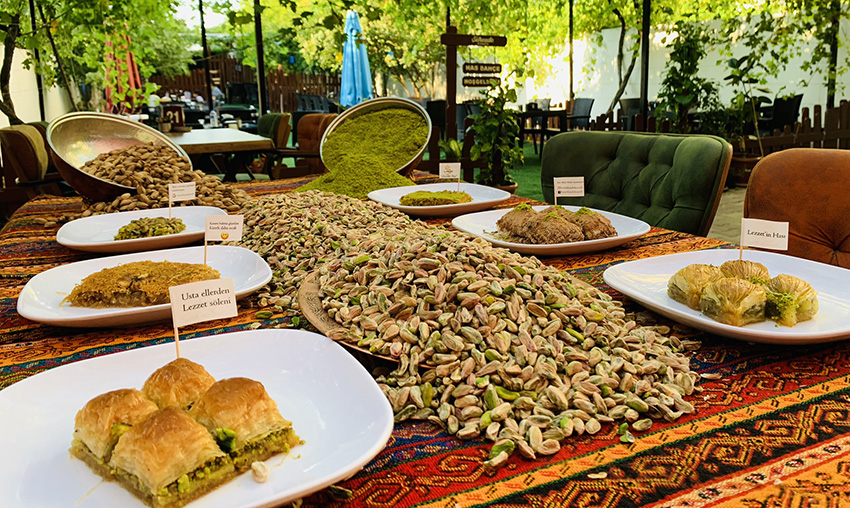 Ramazan ayında iftar sonrası tatlı şöleni